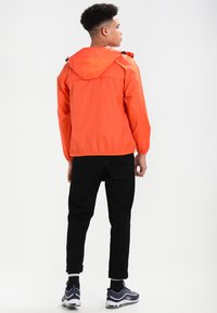 K-Way Le Vrai 3.0 Claude Unisexe - Regenjas - orange extra fluo