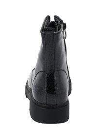 Botas de tobillo negras con un acabado brillante, cierre de cremallera y parte trasera texturizada, con suela de goma y diseño de punta redonda.