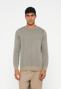 Sweater de malha texturizada em tons neutros, com um decote redondo e punhos canelados. Corte clássico com um padrão xadrez por todo o lado.