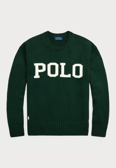 Zeleni pleteni pulover s »POLO« v velikih belih črkah, rebrastimi manšetami in robom ter majhnim logotipom na spodnji levi strani.