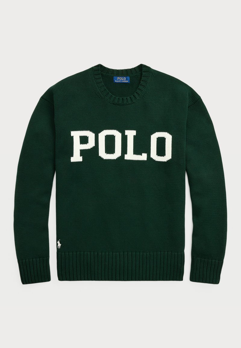 Zöld kötött pulóver, amelyen nagy fehér betűkkel a "POLO" felirat található, bordás mandzsettákkal és szegéllyel, valamint egy kis logóval a bal alsó részen.