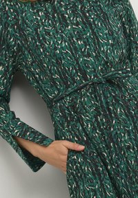 Cream TIAH ZALLY   - Marškininė suknelė - proud peacock print
