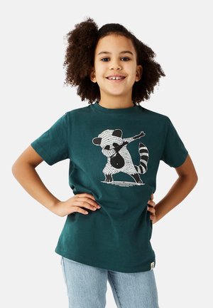 Turkis bomuld t-shirt med et vaskebjørnsmotiv i hvid. Korte ærmer, rund hals, løs pasform og mærkat ved kanten.