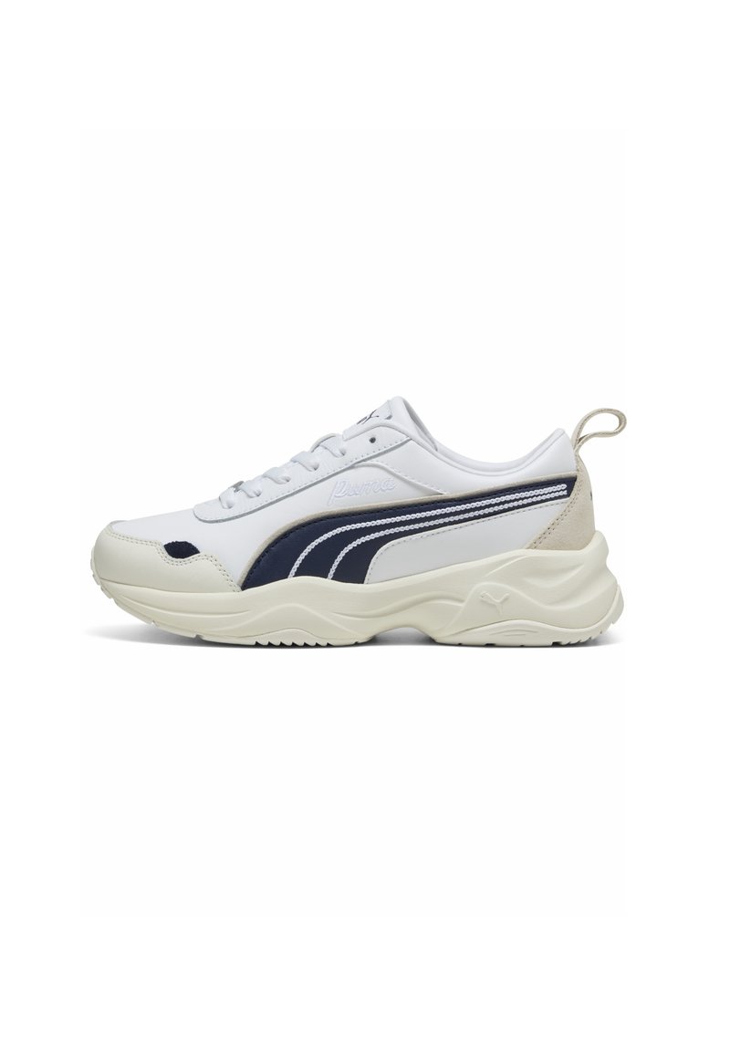 Hvide sneakers med marineblå accenter, der har en glat syntetisk overdel, snørebåndslukning og en struktureret sål. Bemærkelsesværdigt logo på siden.