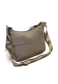Piccola borsa a tracolla taupe con tracolla regolabile e zip superiore, realizzata in tessuto morbido, mostrata su uno sfondo bianco.