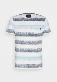 Camiseta a rayas con bandas horizontales en azul marino oscuro, azul claro y blanco. Incluye un pequeño bolsillo en el pecho y está hecha de suave algodón.