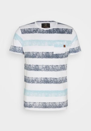 Stribet t-shirt med vandrette striber i mørk marineblå, lys blå og hvid. Har en lille brystlomme og blødt bomuldsstof.