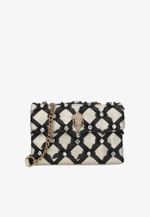 Klein avondtasje in goudkleur met kettingriem, versierd met een zwart lintrooster en grote kristallen versieringen, voorzien van een gevederde sluiting.