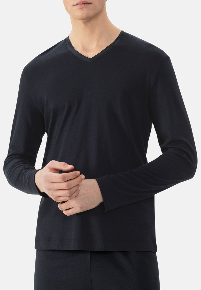 Zwarte lange mouwen V-halsshirt van gladde stof, met een minimalistisch ontwerp en een subtiele, contrasterende halslijn.