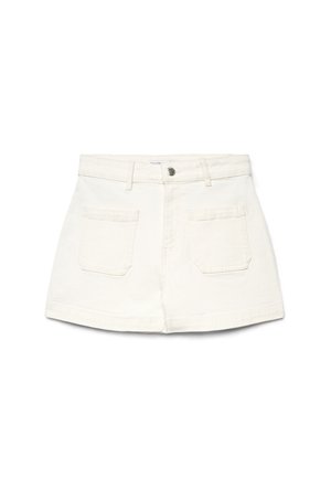 Weiße, hoch taillierte Denim-Shorts mit Gürtelschlaufen, vorderer Knopfleiste und zwei aufgesetzten Taschen, auf weißem Hintergrund dargestellt.