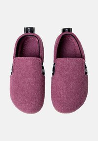 Paarse viltpantoffels met zwart-witte branding op de hiel. Laag profiel ontwerp met afgeronde neus en zachte, gestructureerde oppervlakte.