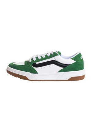 Sneaker verde in suede e bianco in pelle con accenti neri, suola in gomma, punta rotonda e lacci bianchi. Progettato per un uso quotidiano.