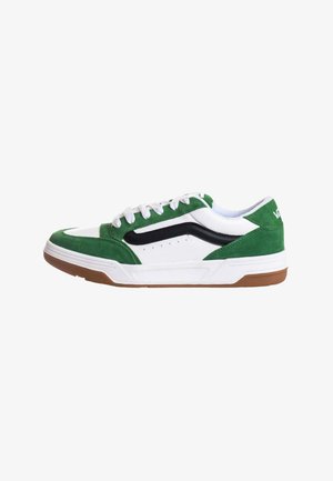 Sneaker verde in suede e bianco in pelle con accenti neri, suola in gomma, punta rotonda e lacci bianchi. Progettato per un uso quotidiano.