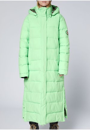 Langer, puffiger Mantel in Minzgrün mit hohem Kragen, seitlichen Schlitzen und tiermustergefütterter Kapuze. Verfügt über abgesteppten Einsätze und ein Logo-Patch.