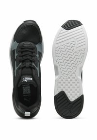 Scarpe sportive nere e grigie con tomaia in mesh, dettagli testurizzati e suola in gomma bianca con un motivo a zigzag.