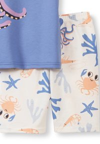 Kinder-Schlafanzug bestehend aus einem blauen kurzärmligen Oberteil mit einem Oktopus-Motiv und weißen Shorts mit bunten, meeresthematischen Mustern, einschließlich Krabben.