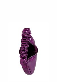 Borsa a mano metallizzata viola con parte superiore arricciata e chiusura con zip. Texture liscia, forma compatta. Interno visibile, che mostra ampio spazio.