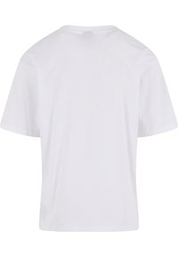 Hvid kortærmet t-shirt med rund hals, fremstillet af blødt stof, med en glat overflade og ingen synlige mønstre eller udsmykninger.