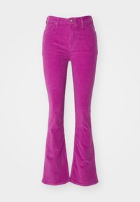 Razširjeni jeans v svetlo roza kord materialu, z petimi žepi, zapiranjem na gumb in subtilno rebrasto teksturo.