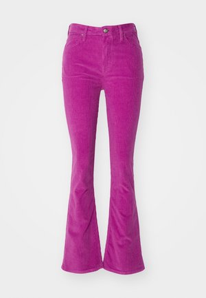 Fellő térdnadrág élénk rózsaszín kordbársonyban, öt zsebbel, gombos záródással és finom bordázott textúrával az egész felületen.