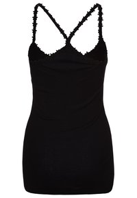 Camisón negro con finas tiras en cruz. Presenta un borde con volantes a lo largo del escote. Está hecho de una tela suave y elástica.