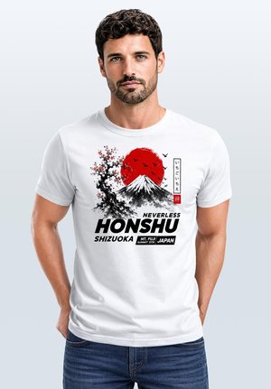 Mann mit dunklem lockigem Haar und Bart trägt ein weißes T-Shirt mit Mount Fuji, roter Sonne, Kirschblütenbaum und japanischem Textdesign.