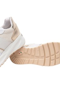 Le sneakers presentano una tomaia in mesh bianco con accenti dorati, una suola imbottita e una suola in gomma beige testurizzata con dettagli del logo.