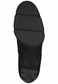Semelle de chaussure en daim noir avec une adhérence en caoutchouc texturé. Comprend un logo en relief et deux rainures horizontales pour une flexibilité améliorée.
