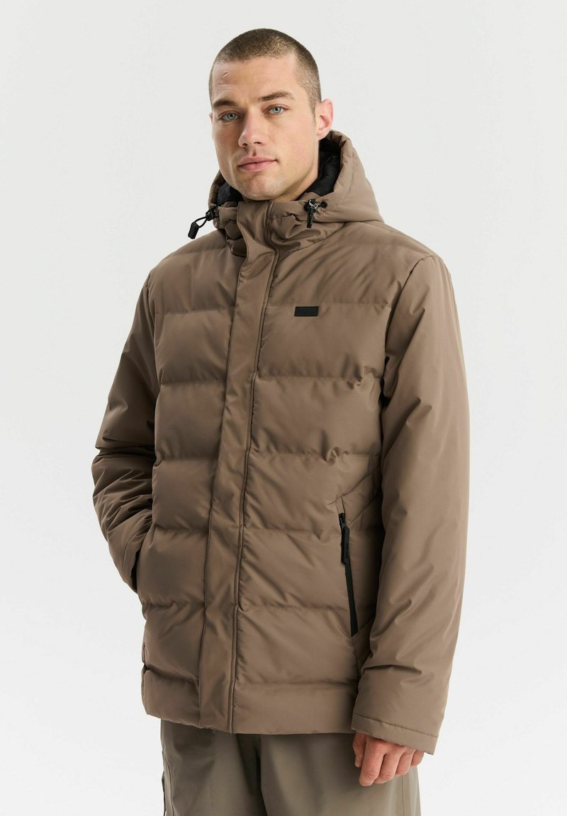 Brązowa ocieplana kurtka puchowa z kapturem, z zamkniętą kieszenią na zamek, pikowanym wzorem oraz czarnymi akcentami z metalu.