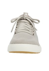 Baskets tricotées gris clair avec des lacets plats, un bout rond, une semelle en caoutchouc blanche et une petite étiquette logo sur la languette.