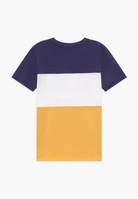 Tričko s krátkým rukávem zobrazené zezadu, s horizontálními pruhy v námořnické modré, bílé a žluté, vyrobené z bavlny s hladkou texturou.