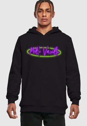 Sort hættetrøje med en frontlomme, der har en neongrafik med teksten "Milli Vanilli" i lilla og grøn. Stoffet ser glat og tekstureret ud.