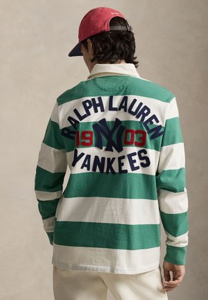 Πουκάμισο μακρύ μανίκι με πράσινες και λευκές ρίγες, με κεντημένα τα λόγια "RALPH LAUREN" και "YANKEES" στην πλάτη. Κατασκευασμένο από βαμβάκι, σε άνετη γραμμή, με κλασικό γιακά.