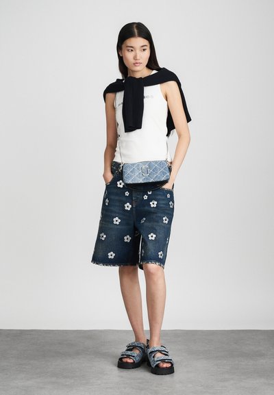 MARC JACOBS THE POCHETTE - Mala de mão - light wash indigo