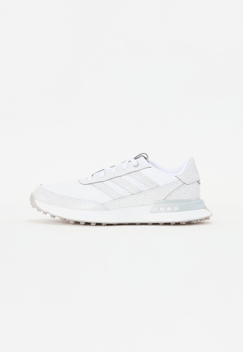 Scarpe sportive bianche realizzate in materiale mesh e sintetico, con tre strisce grigie, dettagli testurizzati e una suola in gomma con ammortizzazione ad aria.