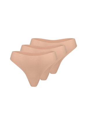 Drei identische beige nahtlose Tanga-Unterhosen, die überlappend auf einem weißen Hintergrund angeordnet sind.