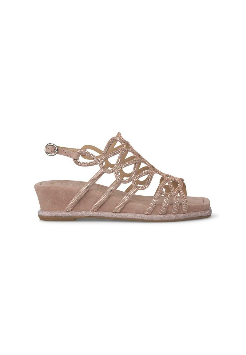 Beige wedge sandalen met een open teen, voorzien van decoratieve bandpatronen, sprankelende accenten en een gesp-sluiting op de enkelband.