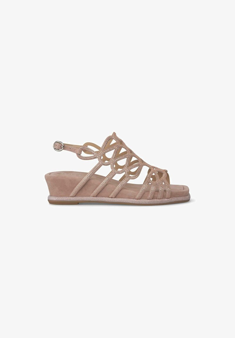 Beige wedge sandalen met een open teen, voorzien van decoratieve bandpatronen, sprankelende accenten en een gesp-sluiting op de enkelband.
