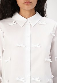 ONLY ONLBOWY BOW DETAIL SHIRT - Skjortebluse - white