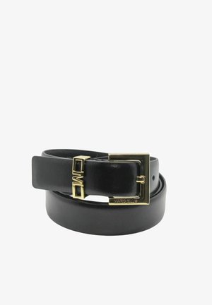 Cintura in pelle nera dalla texture liscia, dotata di una fibbia rettangolare tono oro con un design geometrico e il logo del marchio.