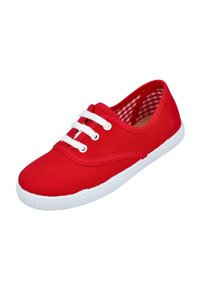 Zapato de lona rojo con suela de goma blanca, con cordones blancos y un interior con patrón de vichy. Punta redondeada y diseño simple.