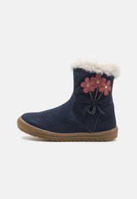 Marineblå suède ankelboots med fuskepelskrage, med broderte blomster og en sløyfeaccent på siden, gummisåle med teksturert mønster.