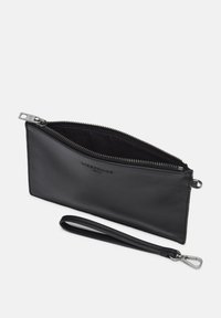 Cartera de cuero negra con cierre de cremallera, textura lisa y una correa externa para la muñeca. Presenta un logo sutil impreso en el frente.