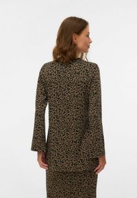 Blazer s uzorkom leoparda s dugim rukavima, izrađen od teksturirane tkanine u smeškim i crnim tonovima, s ravnim krojem i bez vidljivih zatvarača.