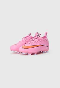 Roze voetbalschoenen met een strak ontwerp, voorzien van een zwart Nike-logo en feloranje accenten, een gestructureerde bovenkant en gevormde noppen voor grip.