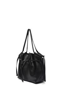 Juoda odinė rankinė su tekstūruota paviršiaus apdaila, dviem rankenomis ir raištelio užsegimu. Turi erdvų pagrindinį skyrių.