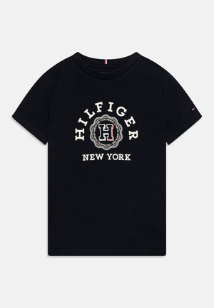 Sort T-shirt med korte ærmer med hvid tekst "HILFIGER" og "NEW YORK" samt cirkulært emblem med bogstavet "H" i midten.