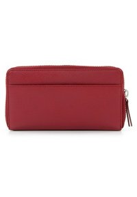 Rotes Lederetui mit Reißverschluss rundum, strukturierter Oberfläche und äußerer Einstecktasche vor weißem Hintergrund.