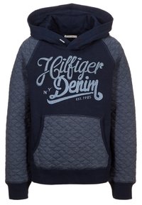Felpa con cappuccio blu navy con texture trapuntata sulle maniche e tasca. Presenta il logo "Hilfiger Denim" in azzurro chiaro sul davanti.