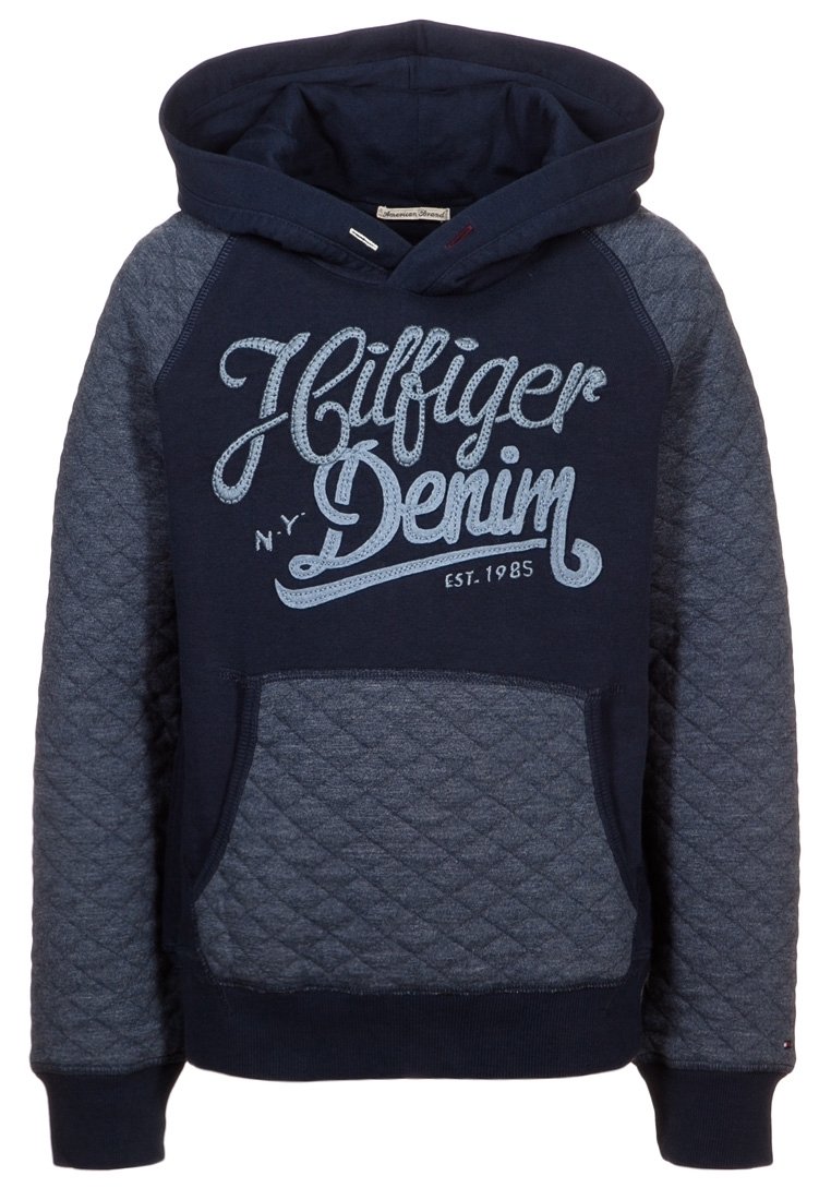 Felpa con cappuccio blu navy con texture trapuntata sulle maniche e tasca. Presenta il logo "Hilfiger Denim" in azzurro chiaro sul davanti.